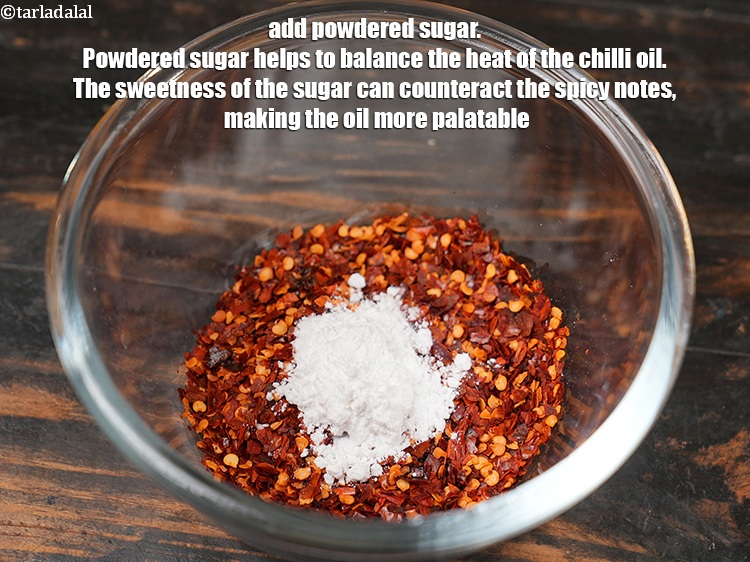 स्टेप 5 – १/२ टी-स्पून&nbsp;<a href=""https://www.tarladalal.com/glossary-powdered-sugar-hindi-280i"">पाउडर चीनी</a>&nbsp;डालें। पिसी चीनी मिर्च के तेल की …