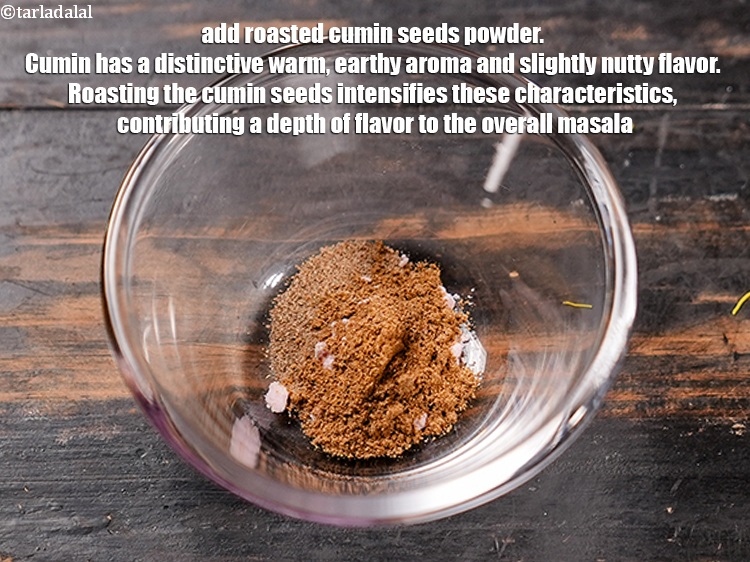 स्टेप 5 – १/२ टी-स्पून&nbsp;<a href=""https://www.tarladalal.com/glossary-cumin-seeds-powder-jeera-powder-zeera-powder-hindi-382i"">भुना जीरा पाउडर</a>&nbsp;मिलाएं। जीरे में एक अलग तरह …