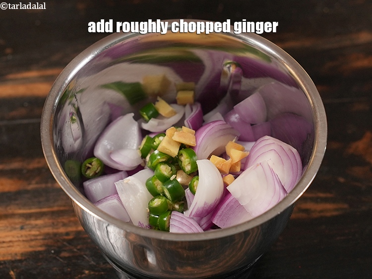 स्टेप 4 – आगे, मोटे तौर पर कटा हुआ अदरक डालें।