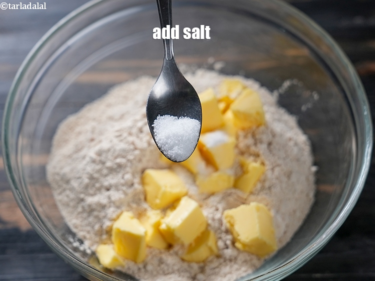 स्टेप 5 – <a href=""https://www.tarladalal.com/glossary-salt-namak-table-salt-hindi-418i"">नमक</a>&nbsp;स्वादअनुसार&nbsp;डालें।