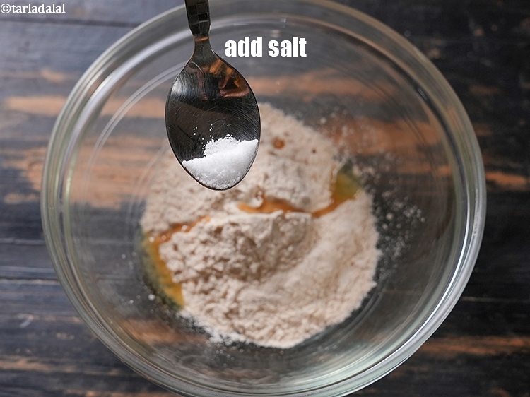 स्टेप 5 – स्वादानुसार नमक डालें।