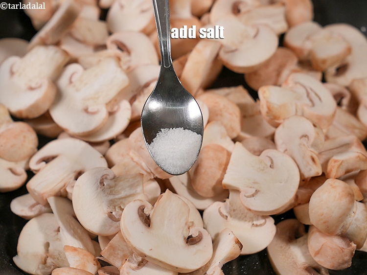 स्टेप 5 – <a href=""https://www.tarladalal.com/glossary-salt-namak-table-salt-hindi-418i"">नमक</a>&nbsp;स्वादानुसार&nbsp;&nbsp;डालें.