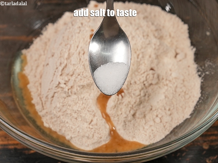 स्टेप 5 – <a href=""https://www.tarladalal.com/glossary-salt-namak-table-salt-hindi-418i"">नमक</a>&nbsp;&nbsp;स्वादअनुसार डालें। हमने 1/4 चम्मच नमक डाला।