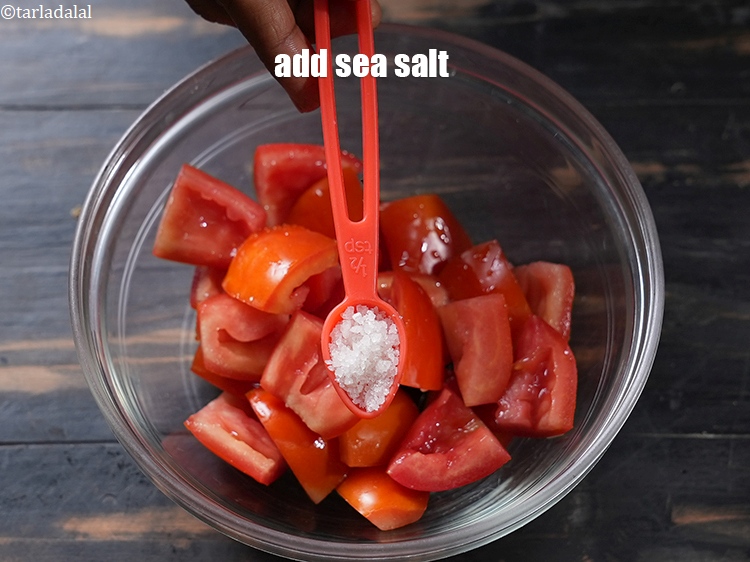 स्टेप 5 – १/२ टी-स्पून&nbsp;<a href=""https://www.tarladalal.com/glossary-sea-salt-khada-namak-hindi-421i"">समुद्री नमक (खाड़ा नमक)</a>&nbsp;डालें।