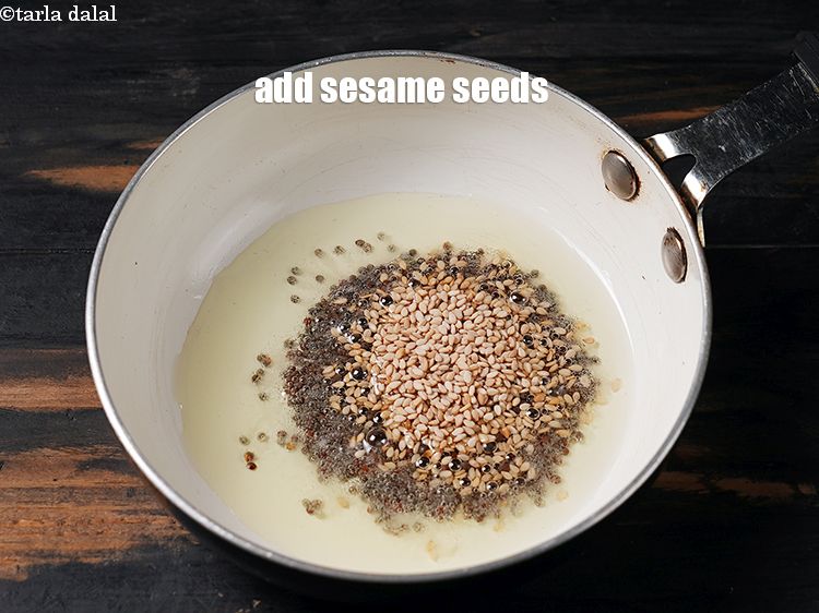 स्टेप 5 – १ टी-स्पून&nbsp;<a href=""https://www.tarladalal.com/glossary-sesame-seeds-til-gingelly-seeds-hindi-612i"">तिल</a>&nbsp;डालें।