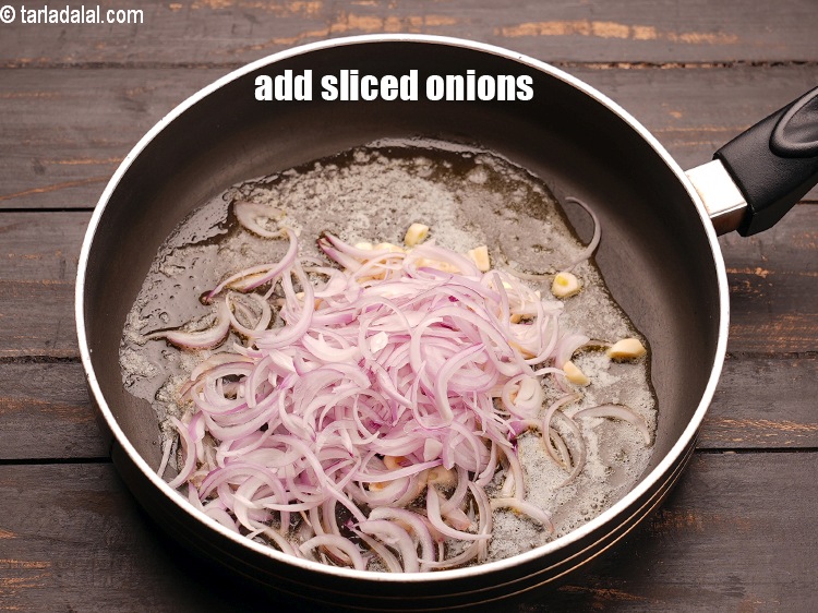 स्टेप 5 – १ कप&nbsp;<a href=""https://www.tarladalal.com/glossary-sliced-onions-hindi-745i"">स्लाईस्ड प्याज़</a>&nbsp;डालें ।