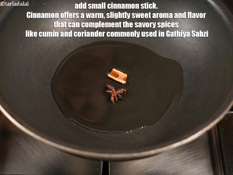 स्टेप 5 – १&nbsp;छोटी&nbsp;<a href=""https://www.tarladalal.com/glossary-cinnamon-dalchini-hindi-346i"">दालचीनी</a>&nbsp;डालें। दालचीनी एक गर्म, हल्की मीठी सुगंध और स्वाद …