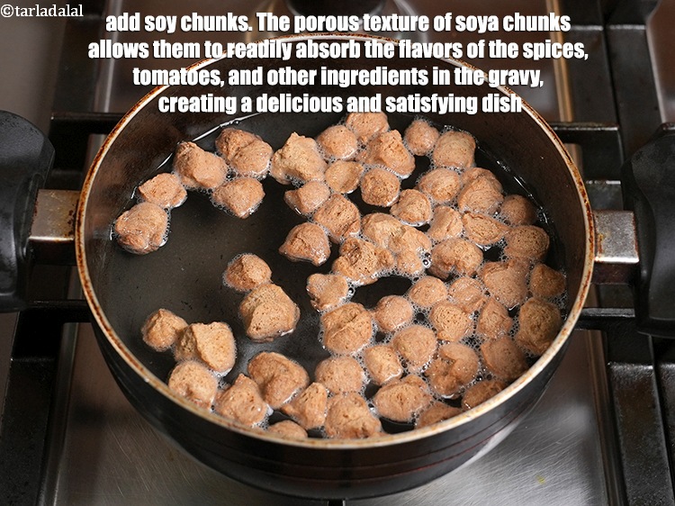स्टेप 5 – १ १/२ कप&nbsp;<a href="https://www.tarladalal.com/glossary-soy-chunks-soy-nuggets-soya-chunks-soya-nuggets-hindi-619i">सोया चंक्स (नगेट्स)</a> डालें। सोया चंक्स की …