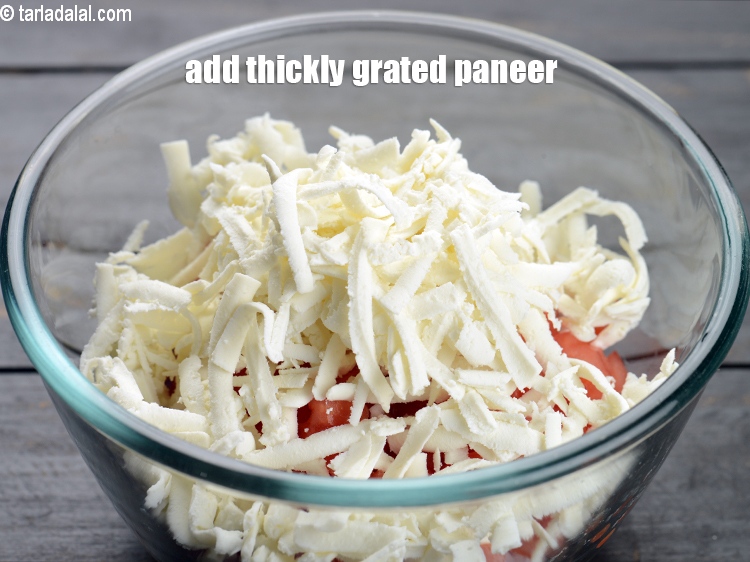स्टेप 6 – १/२ कप&nbsp;मोटा&nbsp;<a href=""https://www.tarladalal.com/glossary-grated-panee-hindi-1003i"">कद्दूकस किया हुआ पनीर</a>&nbsp;डालें ।
