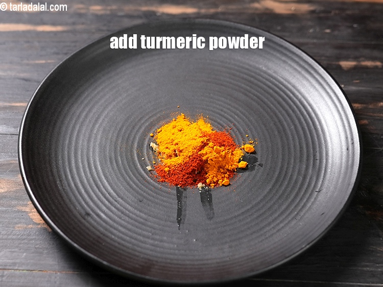 स्टेप 5 – १/२ टी-स्पून&nbsp;<a href=""https://www.tarladalal.com/glossary-turmeric-powder-haldi-hindi-645i"">हल्दी पाउडर</a>&nbsp;डालें&nbsp;।
