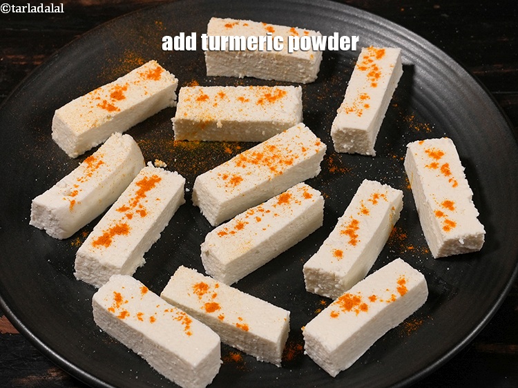 स्टेप 5 – इसमें १/४&nbsp;टी-स्पून&nbsp;<a href=""https://www.tarladalal.com/glossary-turmeric-powder-haldi-hindi-645i"">हल्दी पाउडर</a>&nbsp;डालें ।&nbsp;