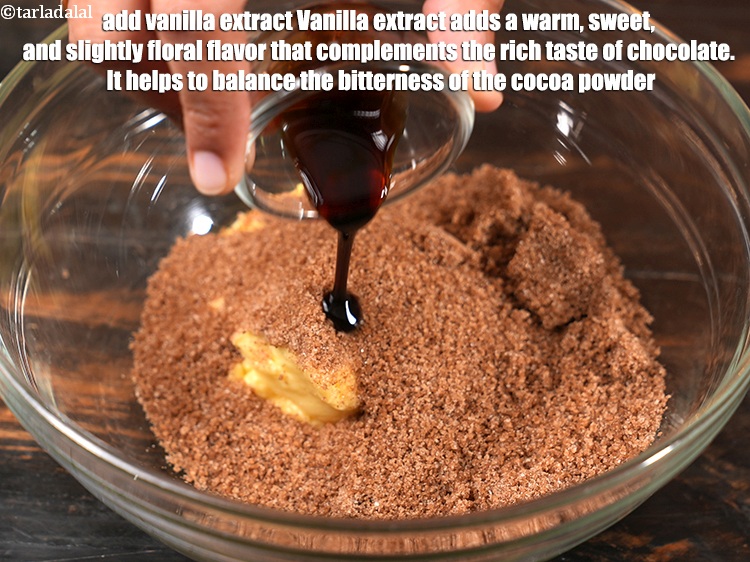 स्टेप 5 – एक गहरे कटोरे में १ टी-स्पून&nbsp;<a href=""https://www.tarladalal.com/glossary-vanilla-extract-hindi-1248i"">वेनिला एक्सट्रैक्ट</a>&nbsp;डालें&nbsp;डालें&nbsp;। वेनिला एक्सट्रैक्ट …