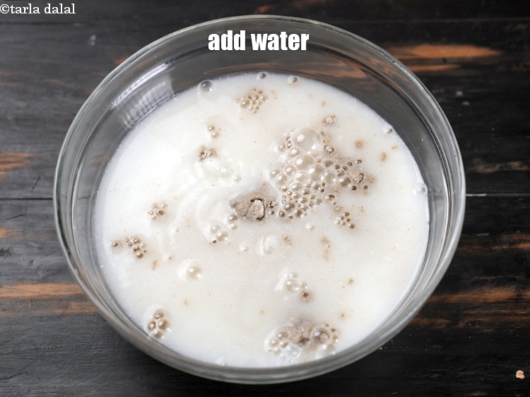 स्टेप 5 – 2 कप पानी डालें।