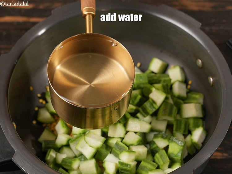 स्टेप 5 – 2 कप पानी डालें।