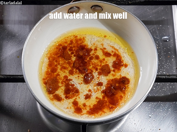 स्टेप 5 – 4 टेबल-स्पून पानी डालें और अच्छी तरह मिलाएँ।