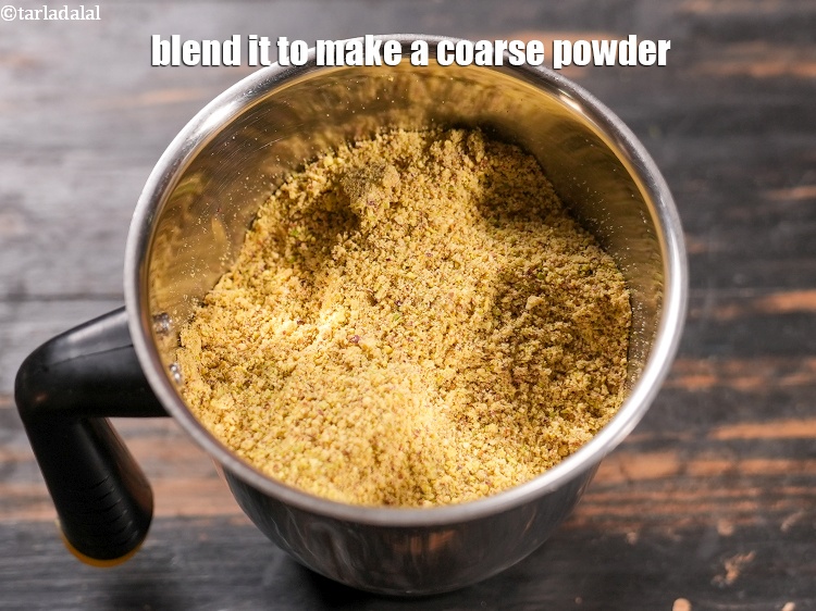 स्टेप 5 – इसे पीसकर दरदरा&nbsp;पाउडर बना लें और एक तरफ रख दें।