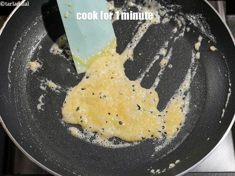 स्टेप 11 – धीमी आंच पर लगातार चलाते हुए 1 मिनट तक पकाएं।