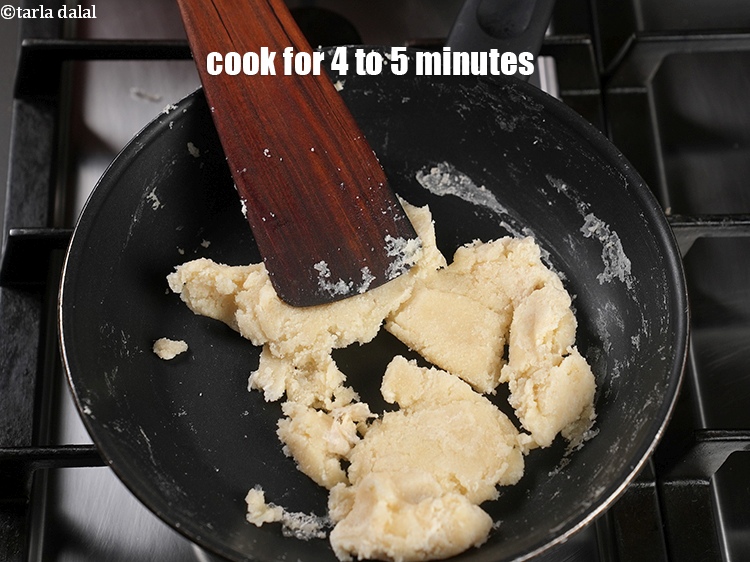 स्टेप 5 – अच्छी तरह मिला लें और अच्छी तरह मिल जाने तक …