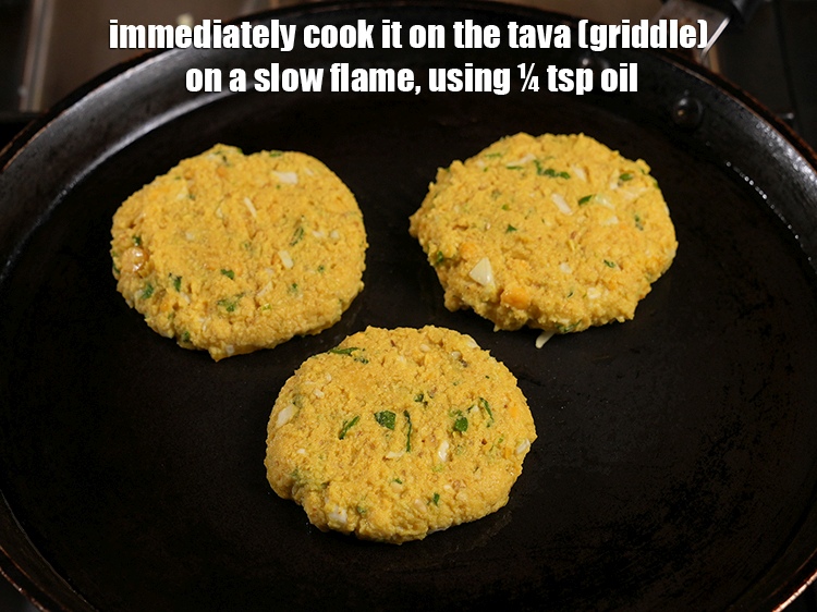 स्टेप 21 – तुरंत इसे तवे पर १/४ टीस्पून तेल डालकर धीमी आचं …