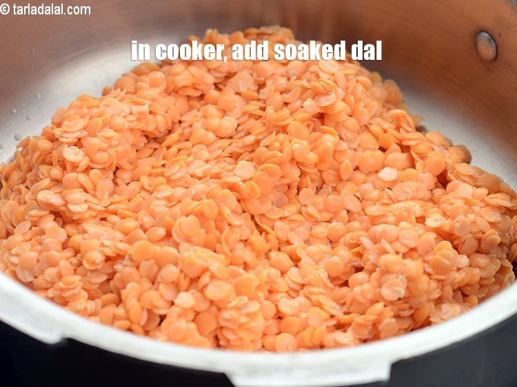 स्टेप 6 – एक प्रेशर कुकर में, भीगी हुई मसूर दाल को मिला …