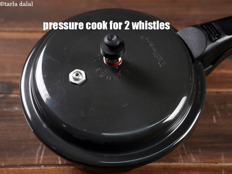 स्टेप 10 – 2 सीटी होने तक प्रेशर कुक करें।