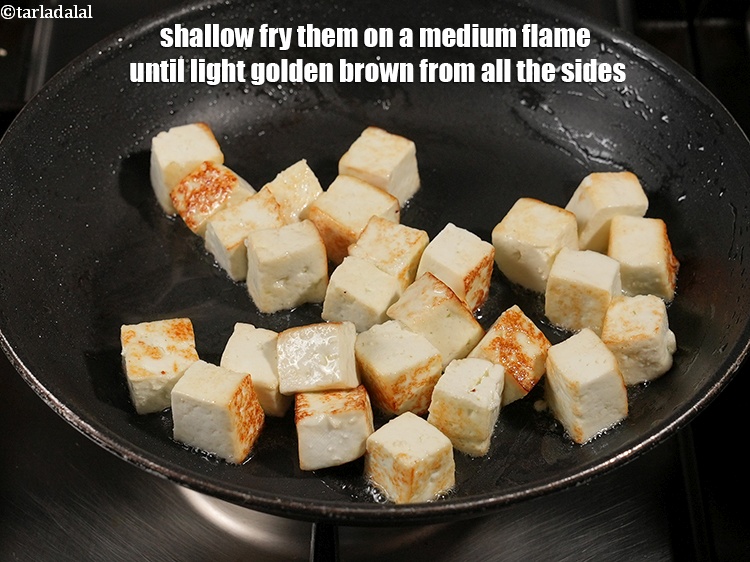 स्टेप 5 – इन्हें मध्यम आंच पर सभी तरफ से हल्का सुनहरा भूरा …