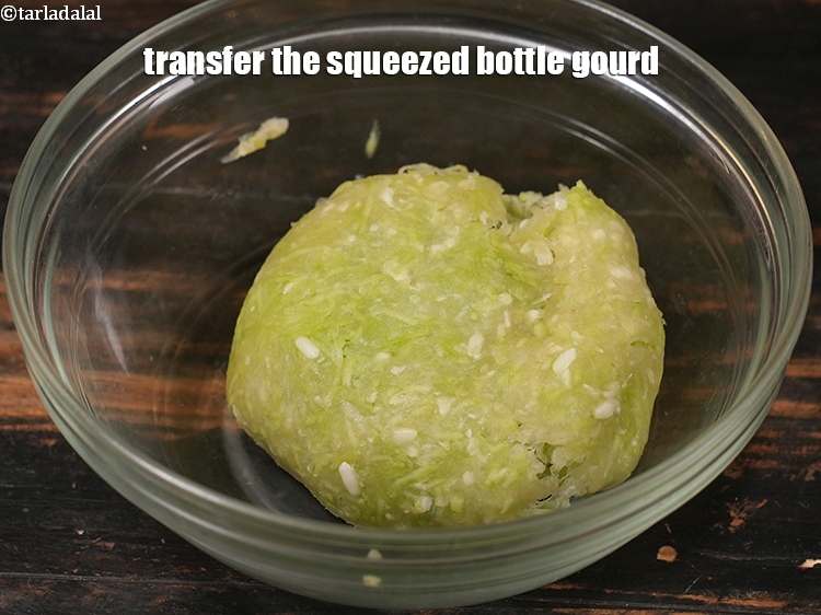 Step 5 – Transfer the squeezed bottle gourd in a deep bowl.
