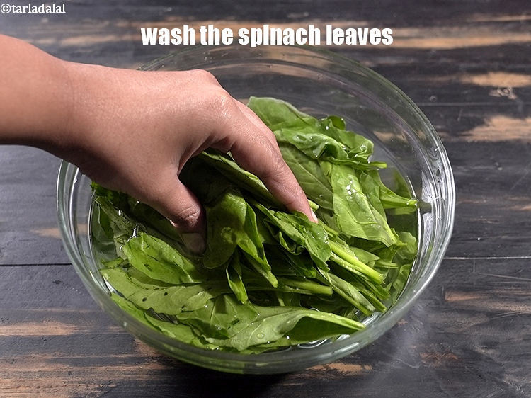 Step 5 – Wash the spinach leaves thoroughly in enough water to remove the dirt and debris.