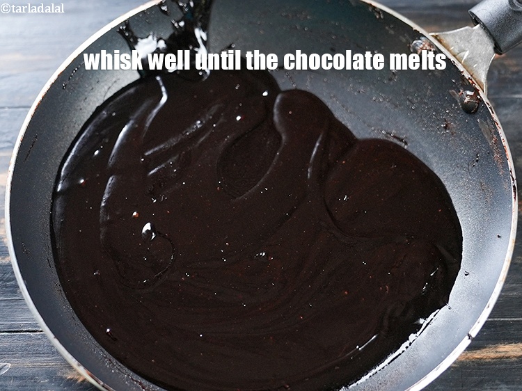 स्टेप 13 – जब तक चॉकलेट पिघल कर एक स्मूथ सॉस न बन …