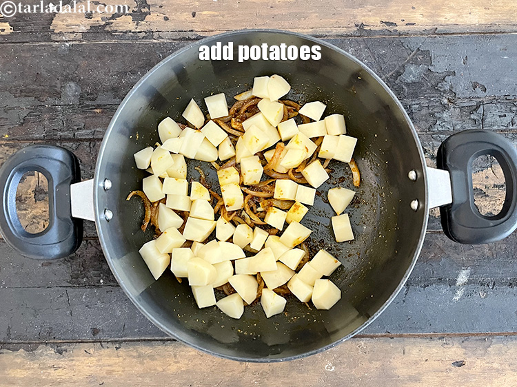 स्टेप 44 – १ १/२ कप <a href=""https://www.tarladalal.com/glossary-potato-cubes-hindi-725i"">छिले हुए आलू के टुकड़े</a> डालें।