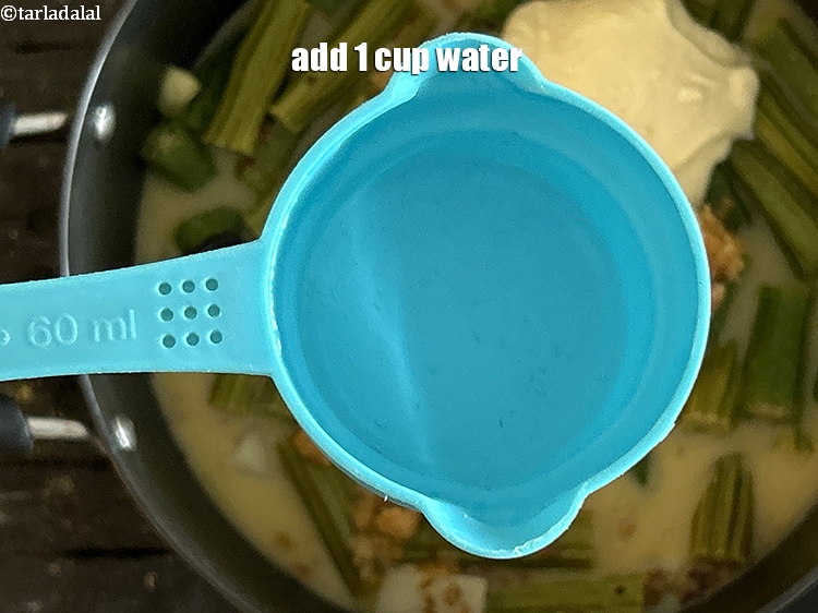 स्टेप 32 – १ कप पानी डालें।
