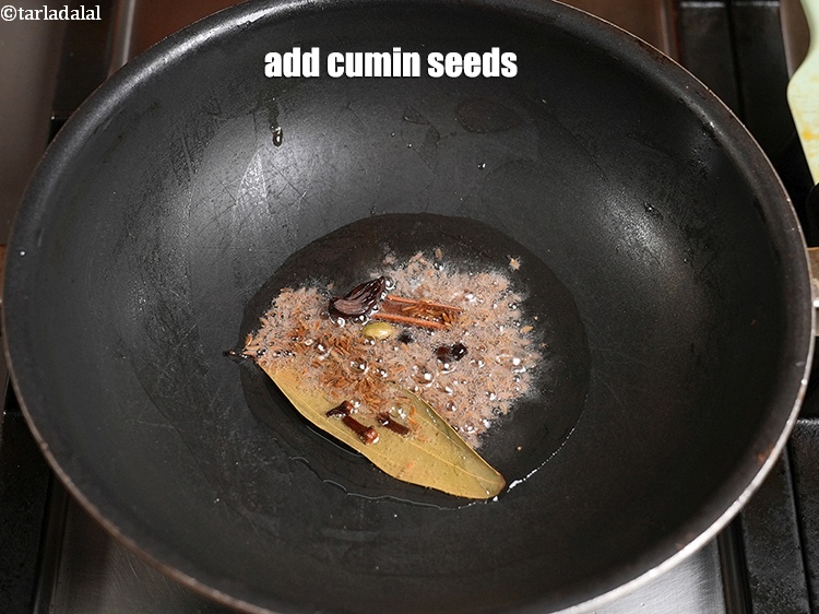 स्टेप 32 – 1 छोटा चम्मच <a href="https://www.tarladalal.com/glossary-cumin-seeds-jeera-zeera-hindi-381i">जीरा</a> डालें।