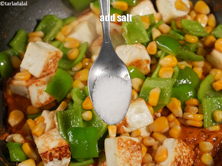 स्टेप 32 – <a href=""https://www.tarladalal.com/glossary-salt-namak-table-salt-hindi-418i"">नमक</a>&nbsp;स्वादानुसार&nbsp;डालें.