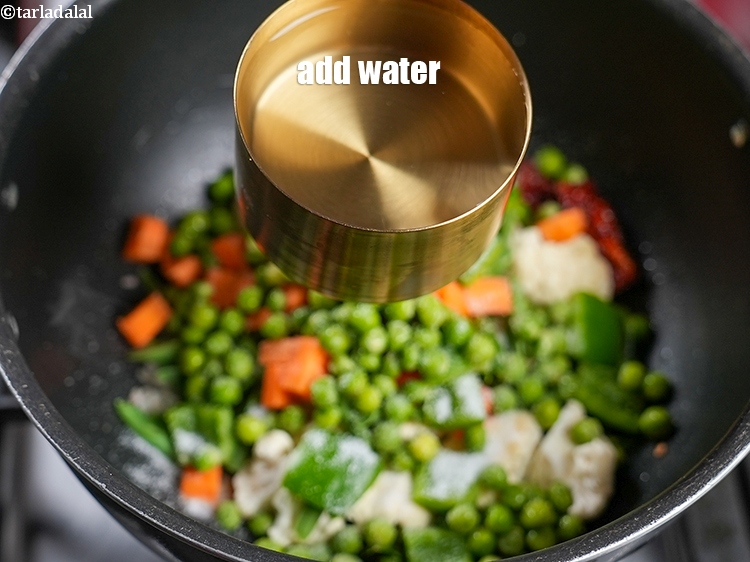 स्टेप 32 – 1 कप पानी डालें&nbsp;।