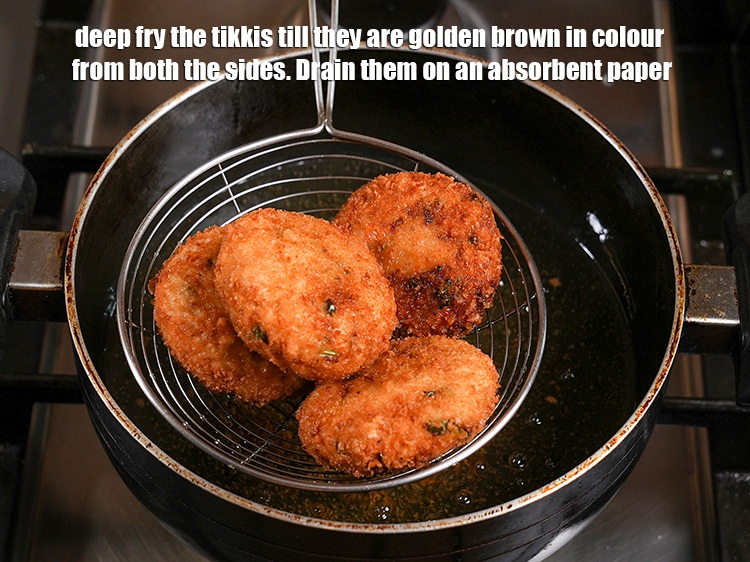 स्टेप 32 – टिक्कियों को दोनों तरफ से सुनहरा भूरा होने तक तल …