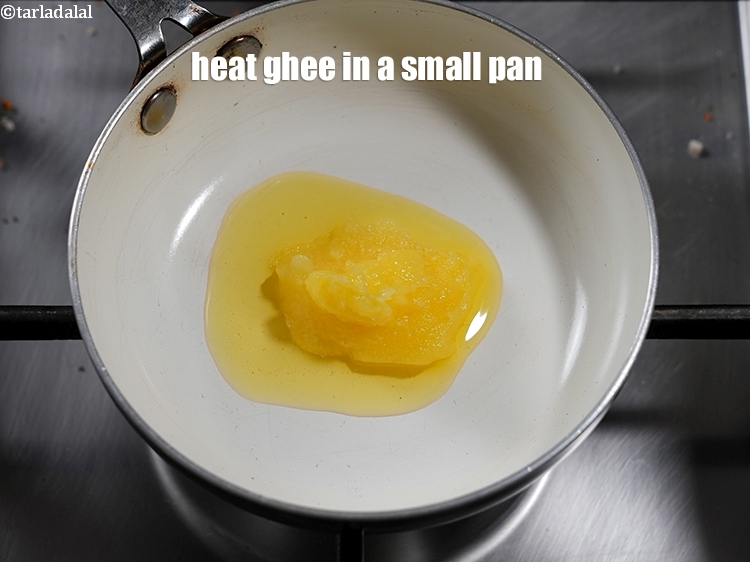 स्टेप 32 – एक छोटे पैन में 1 टेबल-स्पून&nbsp;<a href=""https://www.tarladalal.com/glossary-ghee-hindi-245i"">घी</a>&nbsp;गरम करें।