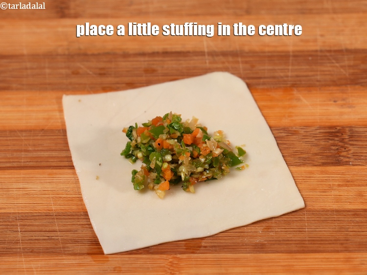 स्टेप 32 – बीच में थोड़ा सा स्टफ़िंग&nbsp;रखें।