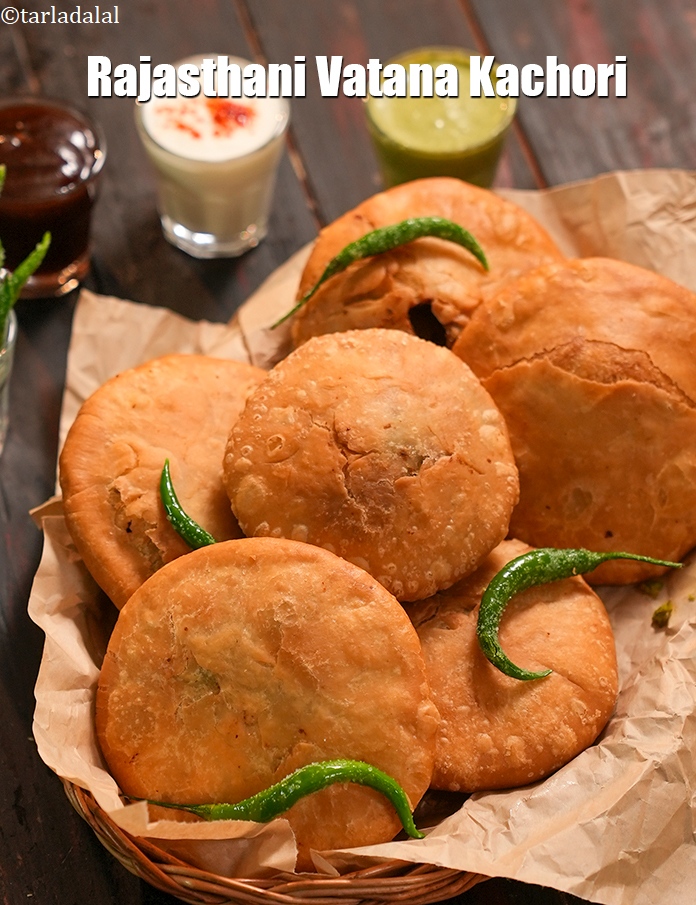 Step 33 – Serve <strong>matar ki kachori recipe&nbsp;|&nbsp;Rajasthani vatana kachori&nbsp;|&nbsp;green peas kachori&nbsp;|</strong> immediately.