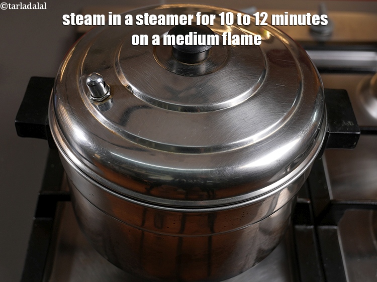 स्टेप 31 – स्टीमर में मध्यम आंच पर १० से १२ मिनट तक …