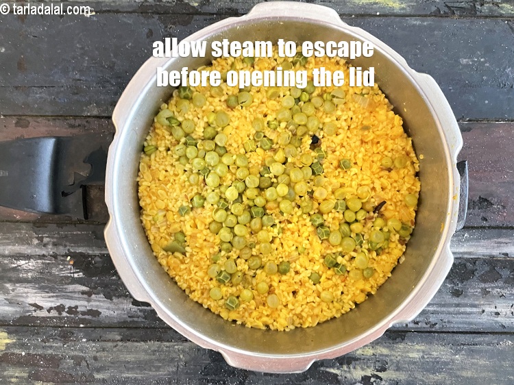 स्टेप 32 – ढक्कन खोलने से पहले भाप को निकलने दें।