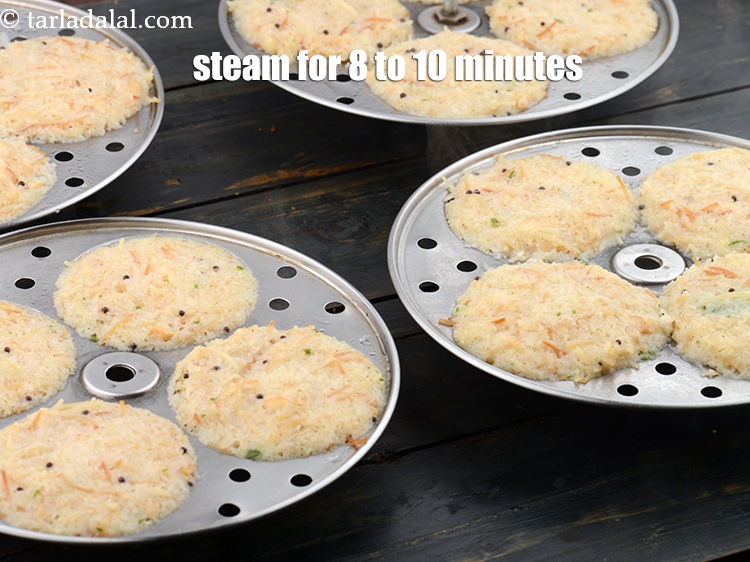 स्टेप 32 – 8 से 10 मिनट के लिए या इडली पकने तक …