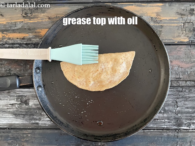 स्टेप 35 – पराठे को तेल से चिकना करें।