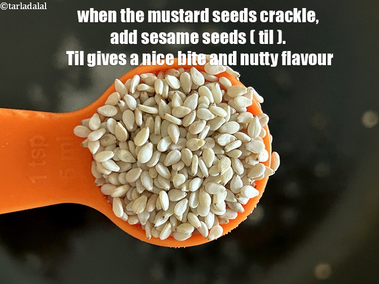 स्टेप 33 – १ टी-स्पून&nbsp;<a href=""https://www.tarladalal.com/glossary-sesame-seeds-til-gingelly-seeds-hindi-612i"">तिल</a>&nbsp;डालें ।&nbsp;तिल एक अच्छा स्वाद और अखरोट जैसा …