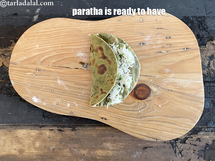 स्टेप 59 – दुसरी बाजु से मोड़े और आपका ओपन मूली पालक पराठा …