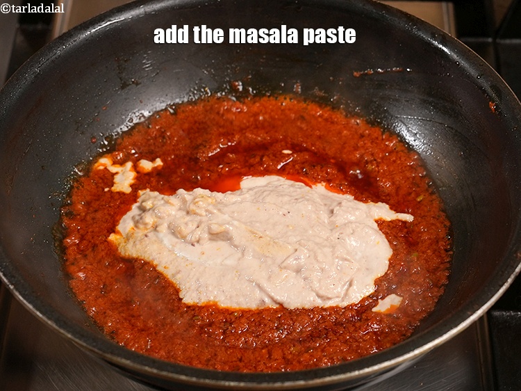 स्टेप 33 – मसाला पेस्ट डालें<strong>।</strong>