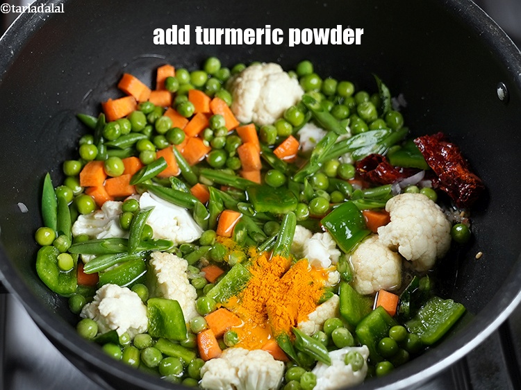 स्टेप 33 – १/२ टी-स्पून&nbsp;<a href=""https://www.tarladalal.com/glossary-turmeric-powder-haldi-hindi-645i"">हल्दी पाउडर</a>&nbsp;डालें ।