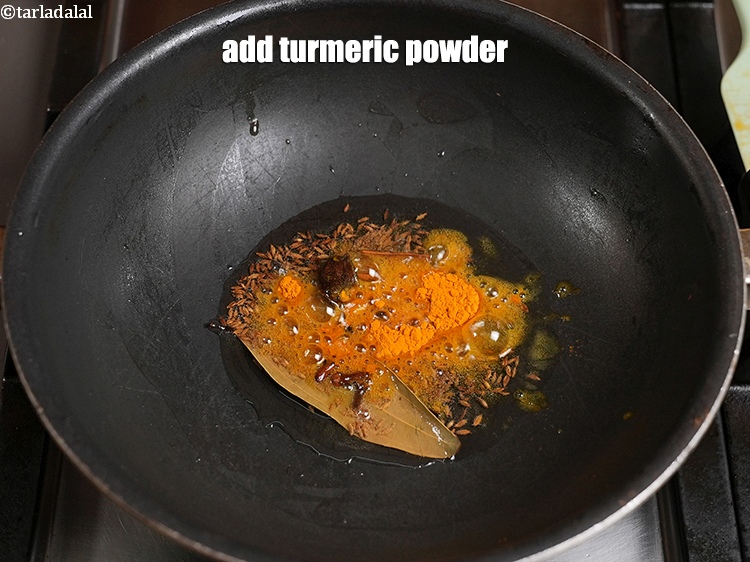 स्टेप 33 – जब बीज चटकने लगे तो &frac12; छोटी चम्मच <a href="https://www.tarladalal.com/glossary-turmeric-powder-haldi-hindi-645i">हल्दी …