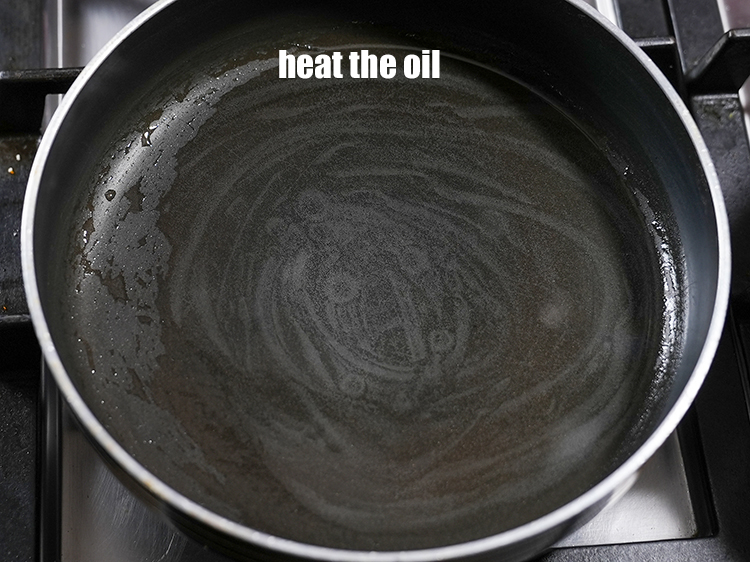 स्टेप 33 – एक गहरे नॉन-स्टिक पैन में तेल गरम करें।
