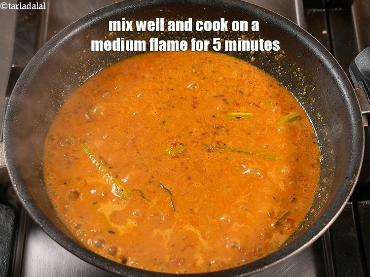 स्टेप 33 – अच्छी तरह मिलाएं और मध्यम आंच पर 5 मिनट तक …