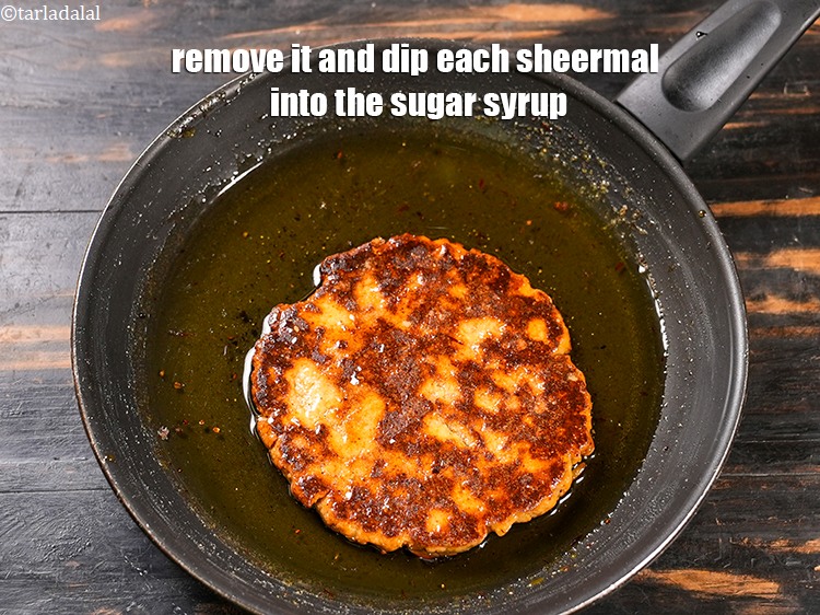 स्टेप 33 – इसे निकालें और प्रत्येक शीरमाल को चीनी की चाशनी में …